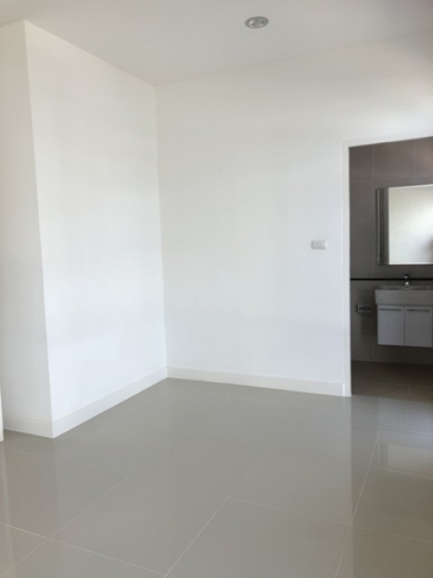 TL-0044 -ทาวน์เฮ้าส์ 2ชั้นให้เช่า มี 3 ห้องนอน 3 ห้องน้ำ 1 ห้องครัว 1 ที่จอดรถ