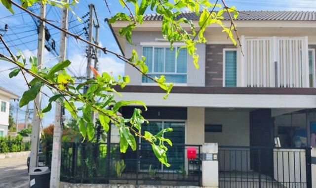 6A120538 ให้เช่าทาวน์เฮ้าส์ 2 ชั้นในโครงการ 3 ห้องนอน พร้อมเฟอร์นิเจอร์ครบครัน.