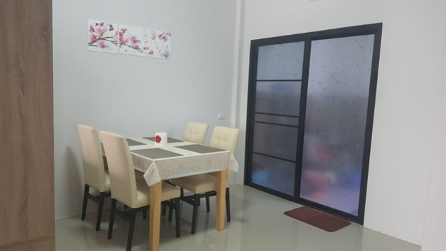 ทาวน์เฮ้าส์ 2 ชั้นให้เช่า 3 ห้องนอน 2 ห้องน้ำ 1 ห้องครัว 2 ที่จอดรถ 1 ห้องทำงาน