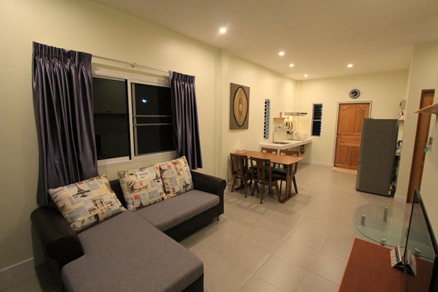 6A120542 ให้เช่าบ้านแฝดชั้นเดียว 2 ห้องนอน 2 ห้องน้ำ เดือนละ 25,000 บ.