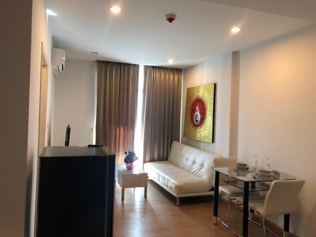 6A90972 ให้เช่าคอนโดย่านเศรษฐกิจ วิวสระว่ายน้ำและวิวภูเขา เฟอร์นิเจอร์ครบครัน