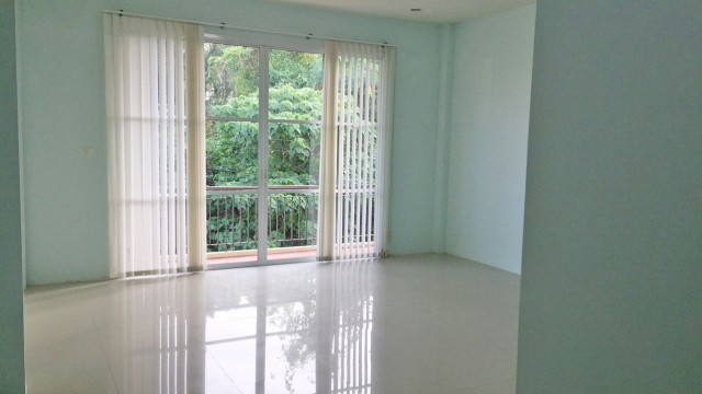 6A101295 ให้เช่าทาวน์เฮ้าส์ 2 ชั้น 3 ห้องนอน 2 ห้องน้ำ เดือนละ 18,000 บ.