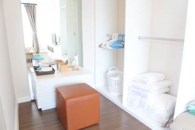 6A111756 ให้เช่าคอนโด 2 ห้องนอน 2 ห้องน้ำ เฟอร์นิเจอร์ครบ วิวสระว่ายน้ำ.