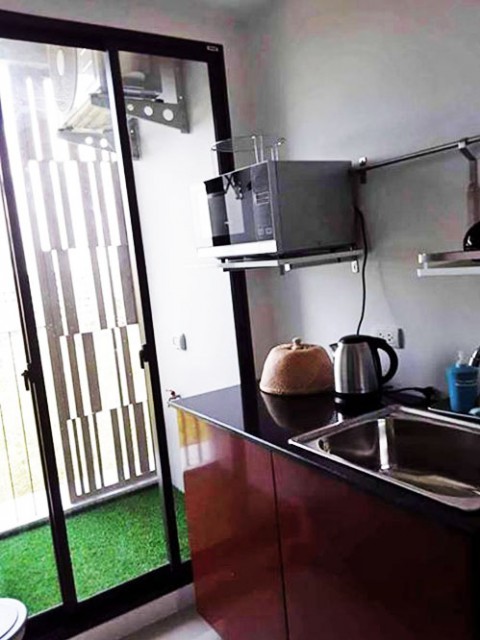 6A101305 ให้เช่าคอนโดย่านเศรษฐกิจ วิวสระ พื้นที่ 30 ตรม. เฟอร์นิเจอร์ครบครัน