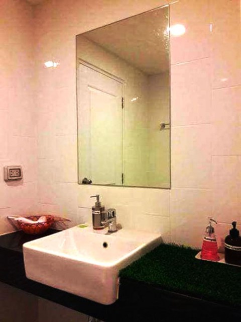 6A101305 ให้เช่าคอนโดย่านเศรษฐกิจ วิวสระ พื้นที่ 30 ตรม. เฟอร์นิเจอร์ครบครัน