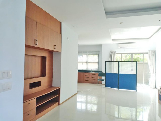 6A90979 ให้เช่าทาวน์เฮ้าส์ 2 ชั้นใจกลางเมือง 3 นอน 3 น้ำ เดือนละ 20,000 บ.