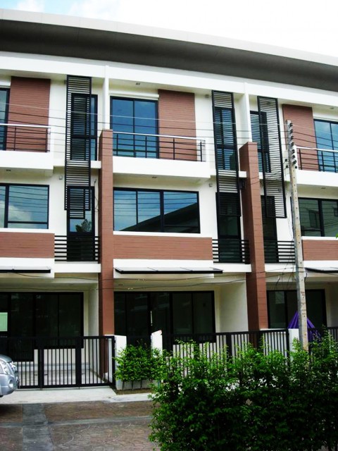 6A101306 ให้เช่าทาวน์เฮ้าส์ 3 ชั้นในโครงการย่านเศรษฐกิจ พื้นที่ 42 ตรว.