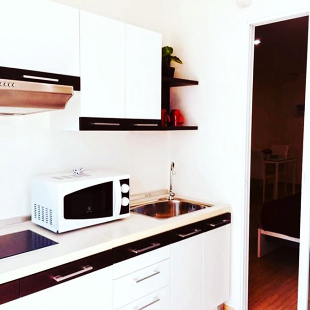 6A101312 ให้เช่าคอนโดย่านเศรษฐกิจ วิวสระน้ำ พื้นที่ 35 ตรม. เฟอร์นิเจอร์ครบครัน