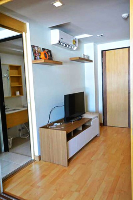 6A101310 ให้เช่าคอนโดย่านเศรษฐกิจ วิวสระ พื้นที่ 33.25 ตรม. เฟอร์นิเจอร์ครบครัน