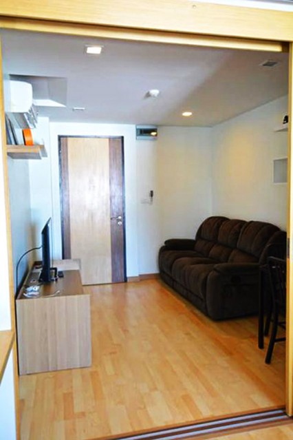 6A101310 ให้เช่าคอนโดย่านเศรษฐกิจ วิวสระ พื้นที่ 33.25 ตรม. เฟอร์นิเจอร์ครบครัน