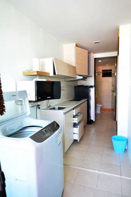 6A101310 ให้เช่าคอนโดย่านเศรษฐกิจ วิวสระ พื้นที่ 33.25 ตรม. เฟอร์นิเจอร์ครบครัน