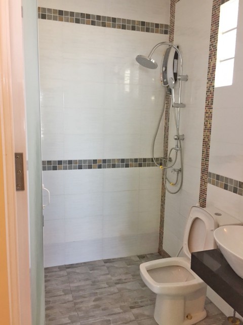 6A90988 ให้เช่าบ้านเดี่ยว 2 ชั้น ติดทะเลมาก วิวทะเล เงียบสงบ 4 ห้องนอน.