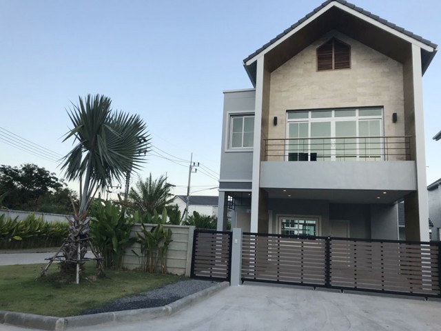 6A90993ให้เช่าบ้านเดี่ยว 2 ชั้นหัวมุม บ้านหลังใหญ่ พื้นที่ 60 ตรว.