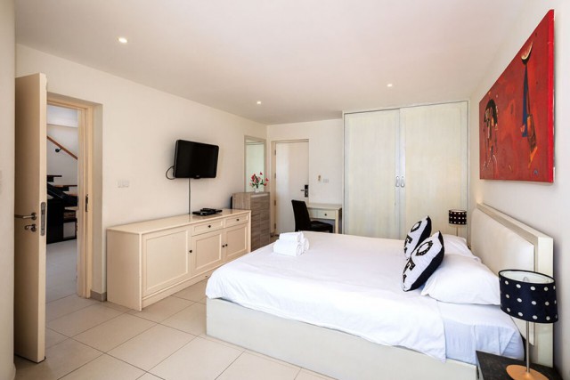 6A60165 ให้เช่าคอนโด 2 ชั้น ย่านเศรษฐกิจ วิวตึก ทะเล พื้นที่ 110 ตรม.