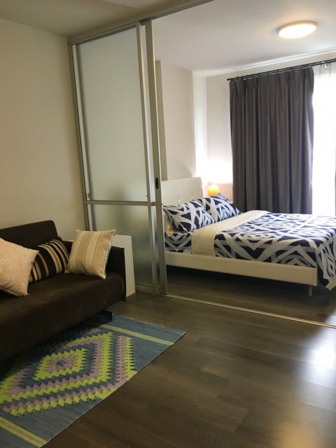 6A111798 ให้เช่าคอนโดย่านเศรษฐกิจ วิวสระ พื้นที่ 30 ตรม. เฟอร์นิเจอร์ครบครัน