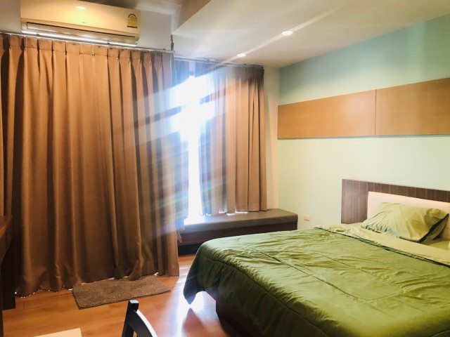 6A90998 ให้เช่าคอนโดย่านเศรษฐกิจ วิวสระว่ายน้ำ เฟอร์นิเจอร์ครบครัน