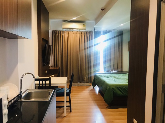 6A90998 ให้เช่าคอนโดย่านเศรษฐกิจ วิวสระว่ายน้ำ เฟอร์นิเจอร์ครบครัน