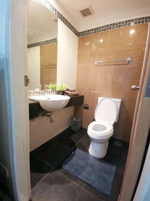 6A111824 ให้เช่าคอนโดย่านเศรษฐกิจ วิวสระ พื้นที่ 30 ตรม. เฟอร์นิเจอร์ครบครัน