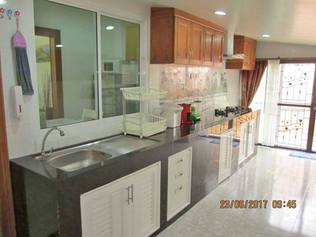 6A80502 ให้เช่าบ้านเดี่ยวชั้นเดียวในโครงการ พื้นที่ 135 ตรม. พร้อมเฟอร์ครบ