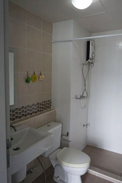 6A111831 ให้เช่าคอนโดย่านเศรษฐกิจ วิวสระน้ำ พื้นที่ 30 ตรม. เฟอร์นิเจอร์ครบครัน