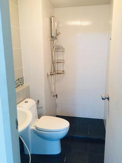 6A111834 ให้เช่าคอนโดย่านเศรษฐกิจ วิวสระน้ำและที่จอดรถ พื้นที่ 30 ตรม.