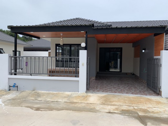 6A20086 ให้เช่าบ้านแฝดชั้นเดียวในโครงการใกล้สนามบิน พื้นที่ 28 ตรว. 2นอน2น้ำ