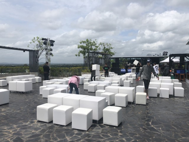 เช่าเก้าอี้เบาะนวมโต๊ะจีนรั้วจราจรเก้าอี้เต๋าช่าแอร์เช่าพัดลมไอเย็น0858125157