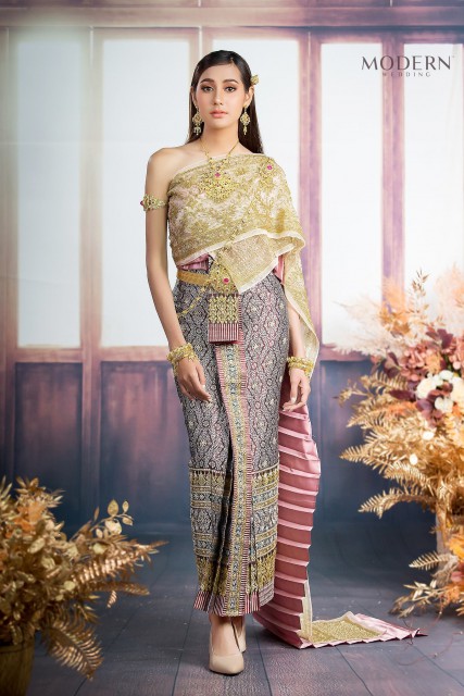 เช่าชุดแต่งงานภูเก็ต ชุดไทยจักรพรรดิ สีม่วงเปลือกมังคุดดิ้นทองเเละเงิน