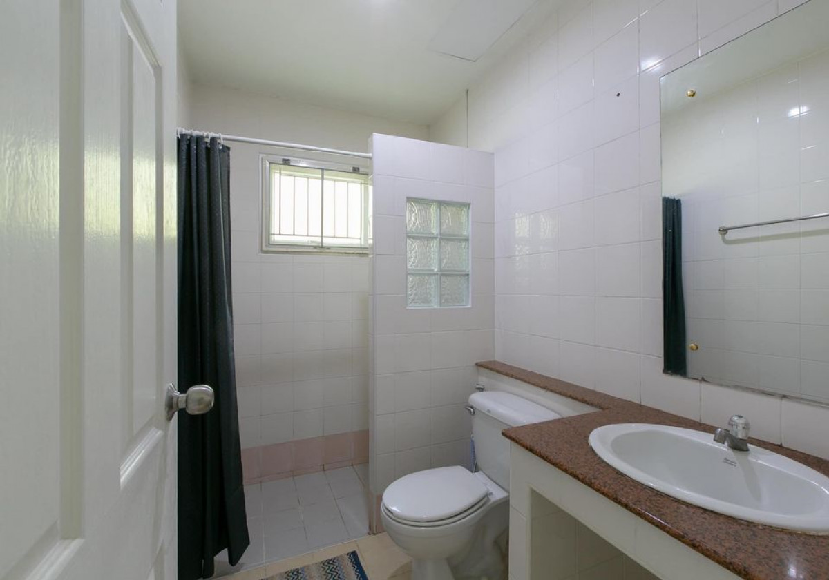 ขายบ้าน 3 ห้องนอน 2 ห้องน้ำ และมีบริเวณกว้าง พื้นที่ 78 ตารางวา