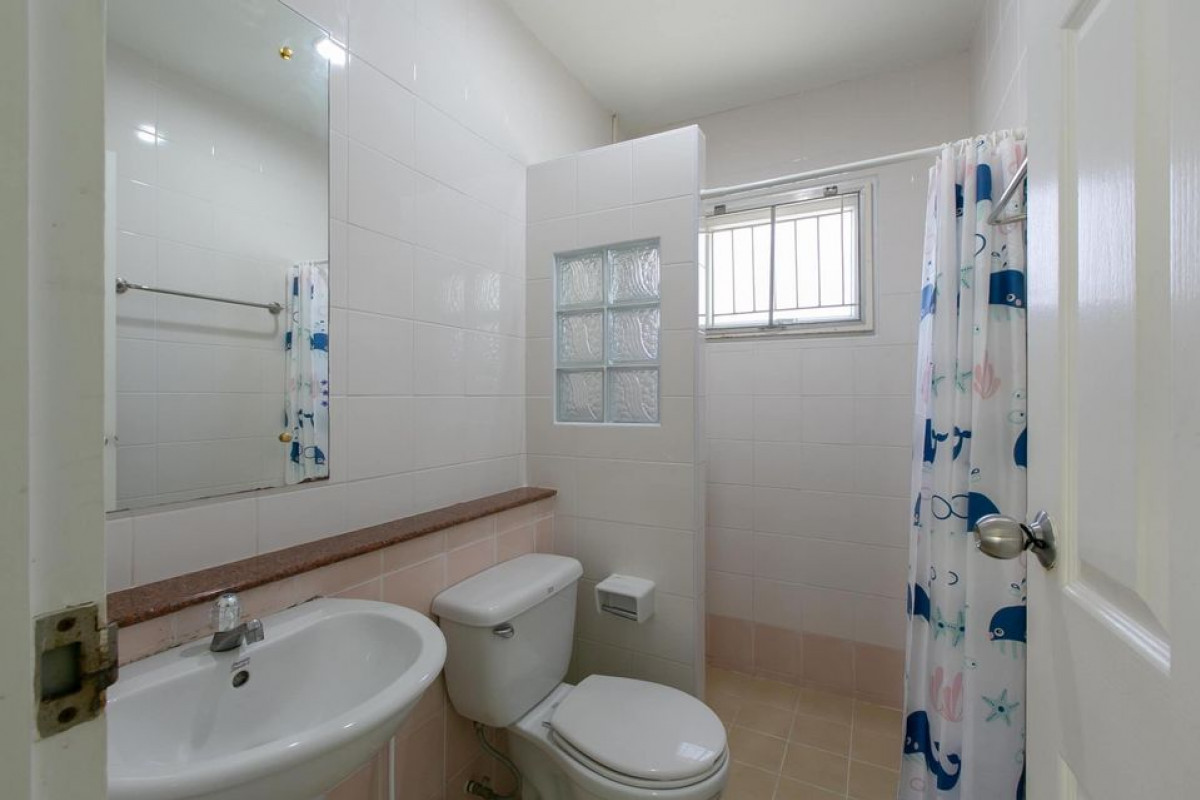 ขายบ้าน 3 ห้องนอน 2 ห้องน้ำ และมีบริเวณกว้าง พื้นที่ 78 ตารางวา