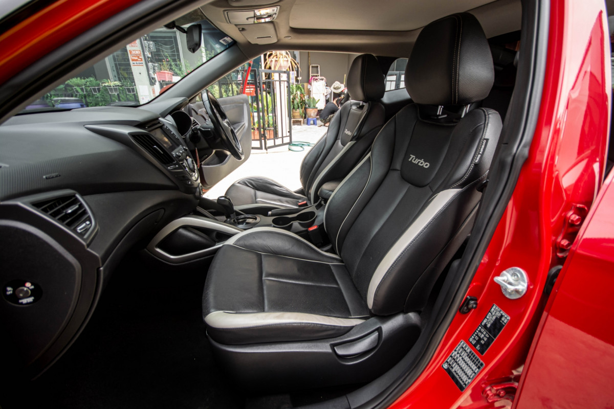 HYUNDAI VELOSTER 1.6 SPORT รถสปอร์ต เครื่องเทอร์โบ หลังคาแก้วทั้งบาน