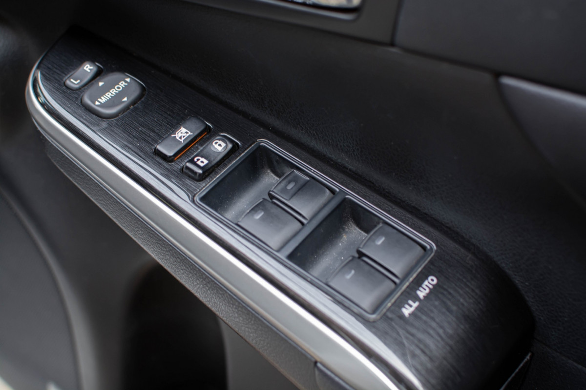 TOYOTA CAMRY 2.0G EXTREMO ไมล์แท้เช็คศูนย์ทุก 10,000 กิโล สภาพสวยกว่ารถวิ่งน้อย