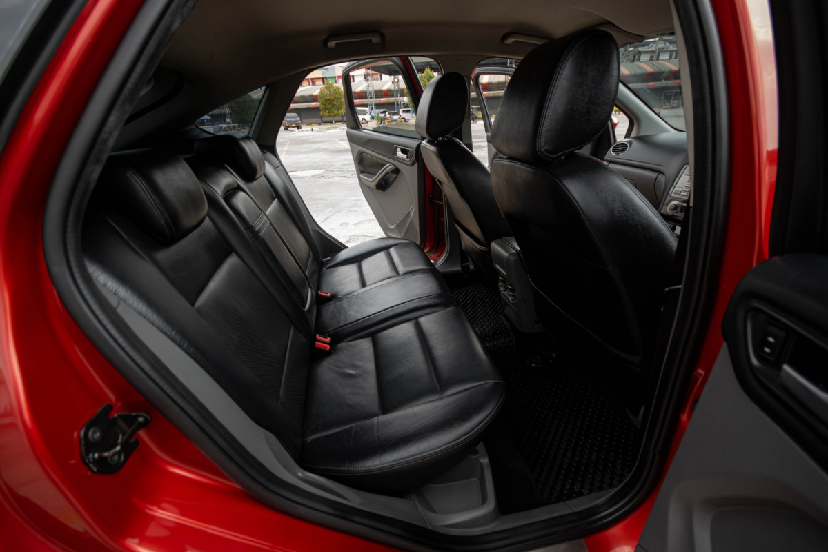 FORD FOCUS 2.0 ตัวรองท็อป รถสวย ผู้หญิงขับ ผ่อน 4000 บาท โครงสร้างเดิมไม่ย้อมแมว