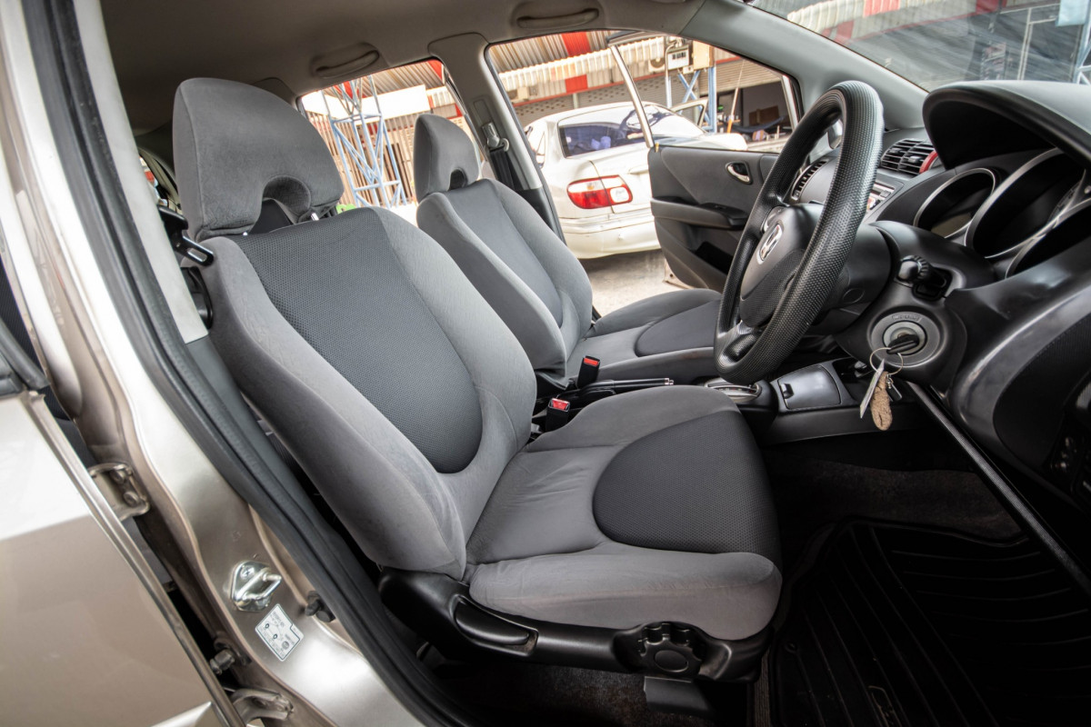 HONDA JAZZ GD 1.5E รถมือเดียวของจริง สวยสภาพดีมาก เครื่องเกียร์พร้อมใช้งานเลย