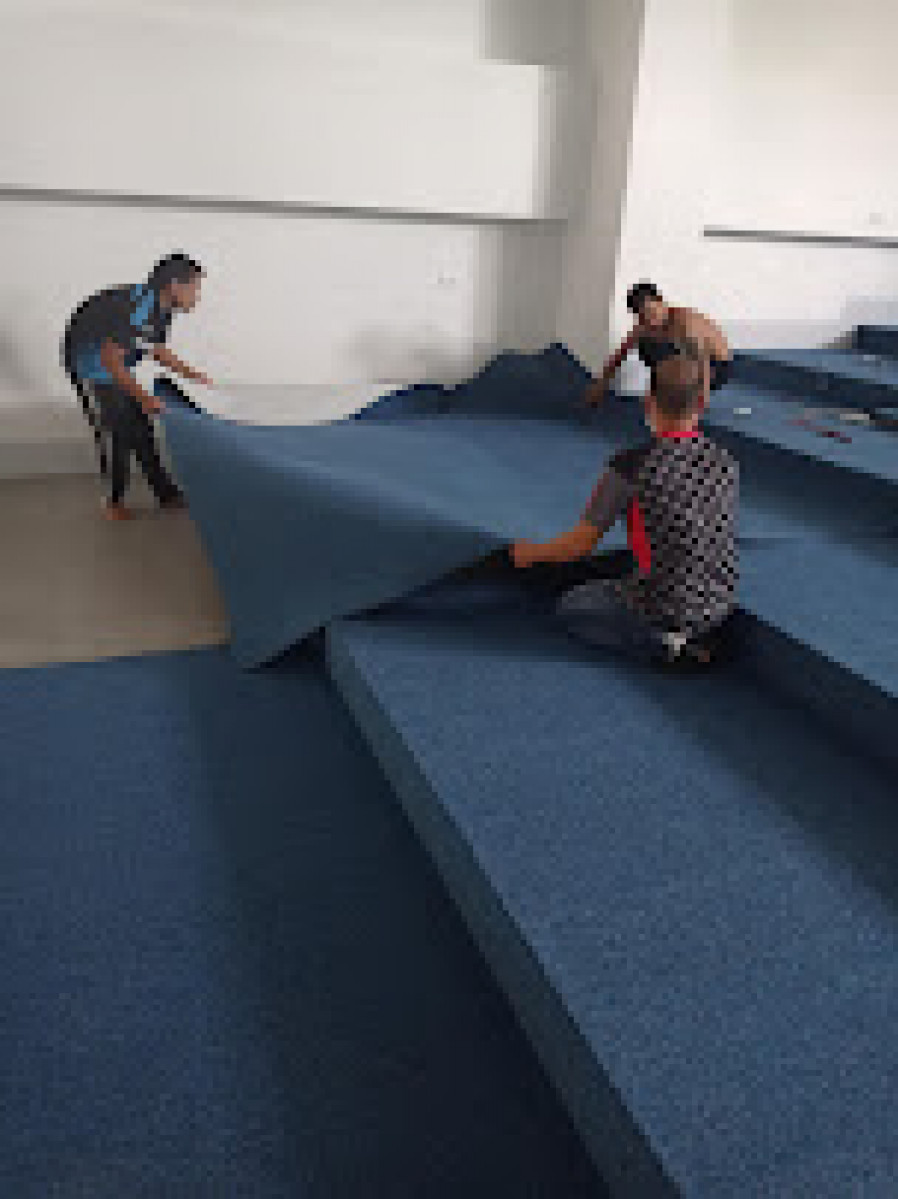 หญ้าเทียม ทีมช่างปูหญ้าเทียม 0813735190 ทีมช่างปูกระเบื้องยางคลิกล๊อก