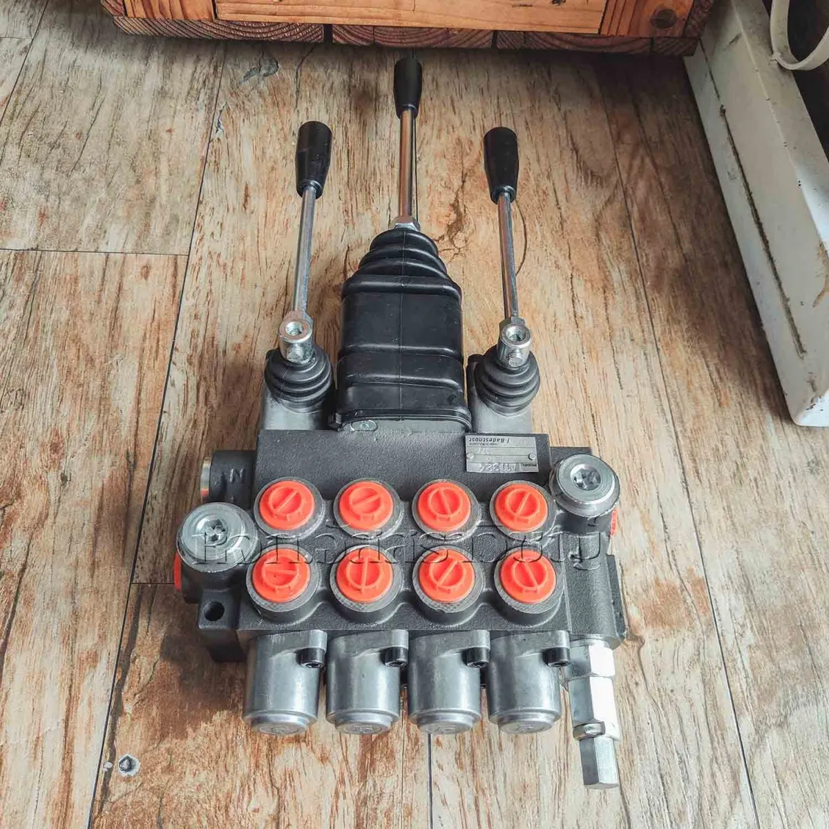 วาล์วมือโยกแบบ4ทิศทาง (Directional Control Joystick Valve) Badestnost