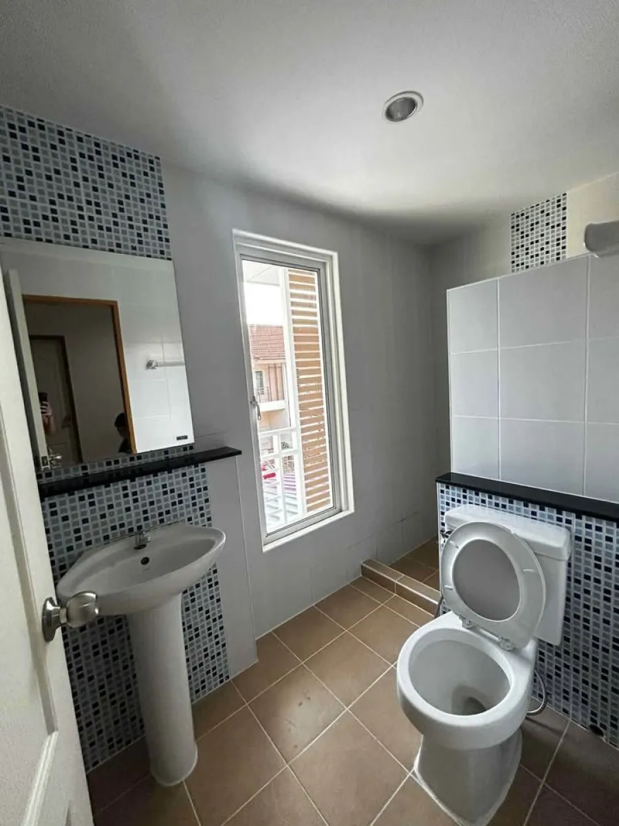 TL-0239 -ทาวน์เฮ้าส์ 2ชั้นปรับปรุงใหม่ให้เช่า มี 4 ห้องนอน 2 ห้องน้ำ 1 ห้องครัว